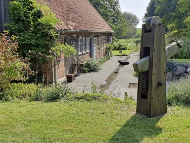 Der Kunstort Alte Wassermühle vereint Werkstatt, Galerie und Skulpturenpark.